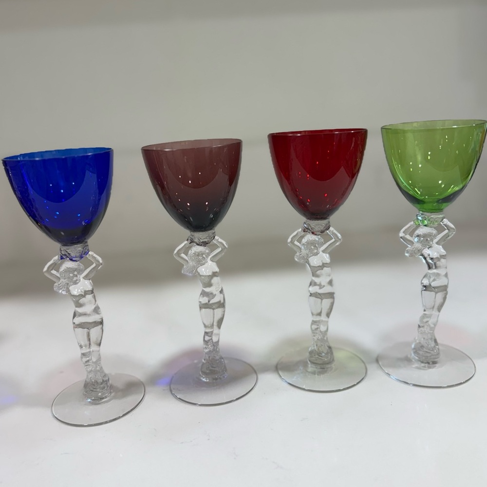 Elegant sculptures Vintage set of 4 Cambridge glass wine